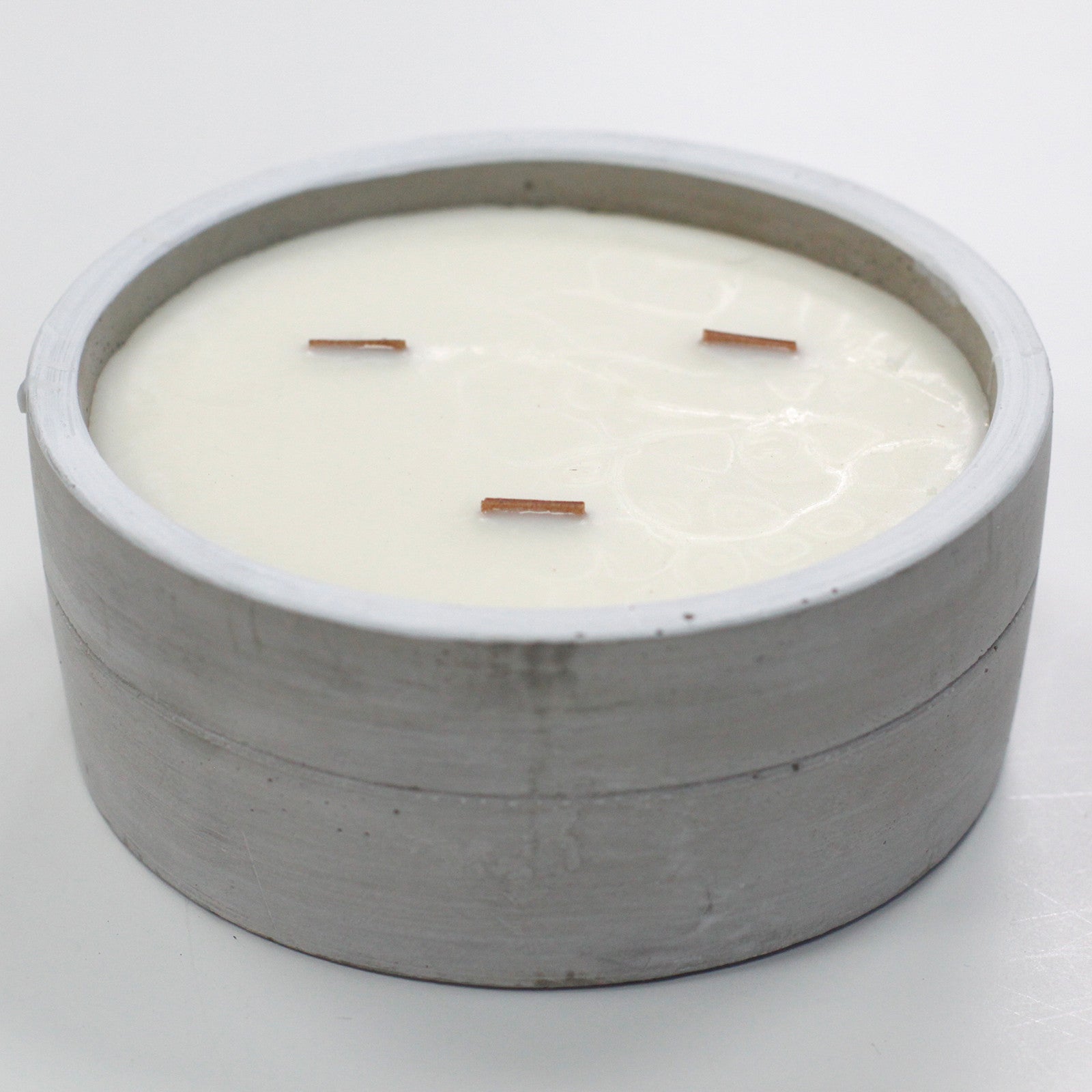 Large Round Concrete Candle – Patchouli & Dark Amber