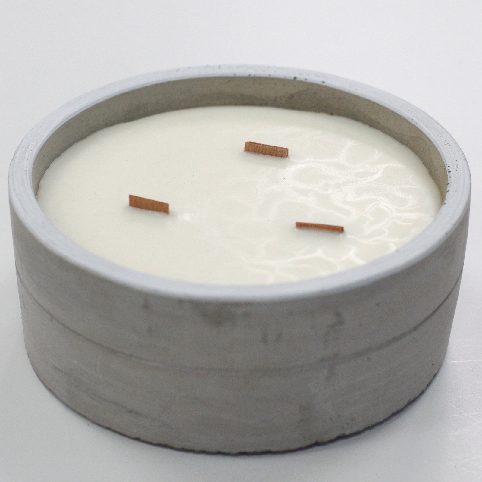 Large Round Concrete Candle – Patchouli & Dark Amber